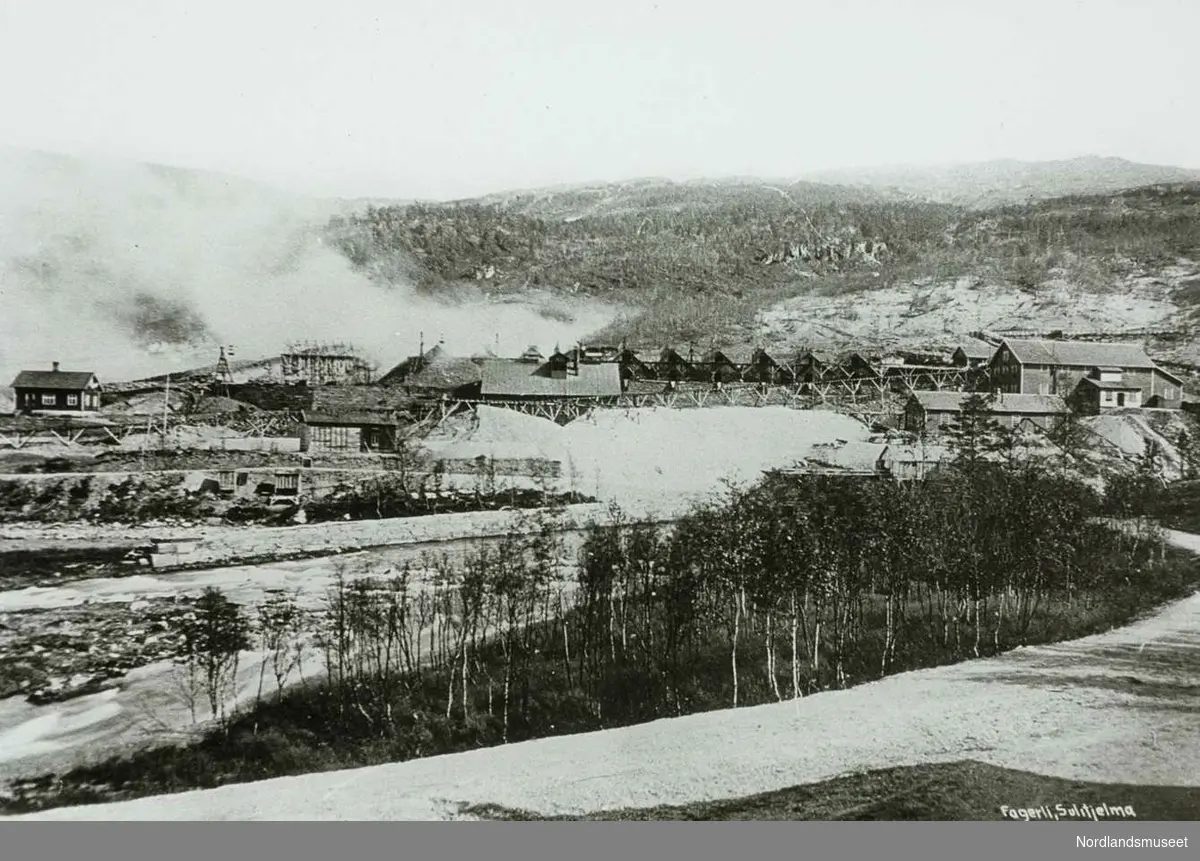 Fagerli. 
Utsyn fra Villaen på Fagermo til malmrikningsanlegget i Fagerli ca 1893. Vi ser vaskeribygningene med taubanestasjonen bak. Videre mot venstre er røstehusene, smeltehytta og kontoret/laboratoriet. Det lyse som ligger midt på bildet er slagg fra hytta. 

Foto N. Helgesen.
