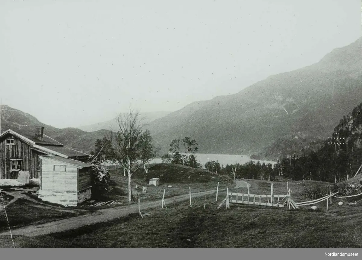 Glastunes. 
Utsyn mot vest forbi Joramo – gården ca 1905. Det var hit Hans Halvorsen Joramo flyttet i 1891 etter å ha solgt alle husene på det første rydningsbruket han hadde begynt rydningen av omkring 1880 til gruveselskapet. Det rydningsbruket lå oppe på Glastuelemmen, et område Persson var interessert i å kunne benytte til gruvedrift. Planene om gruvedrift på Glastuelemmen ble aldri iverksatt. Derimot er det å anta at den malmen som var der oppe i høyden senere ble tatt ut gjennom Bursi gruve. 

Foto Ukjent.