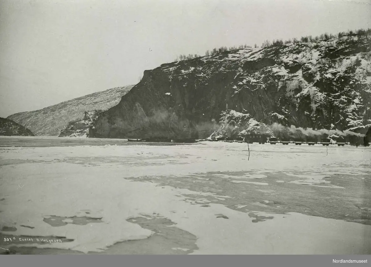Vannene. 
Tog og båt møtes ute på isen vinteren 1916/17. 

Foto Ukjent.