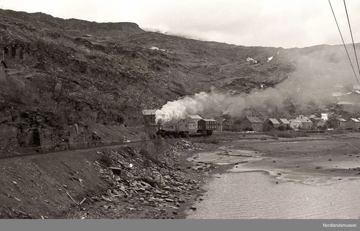 Jernbane. 
Et tog på veg ut fra Sandnes stasjon ca 1953. 

Foto Ukjent.