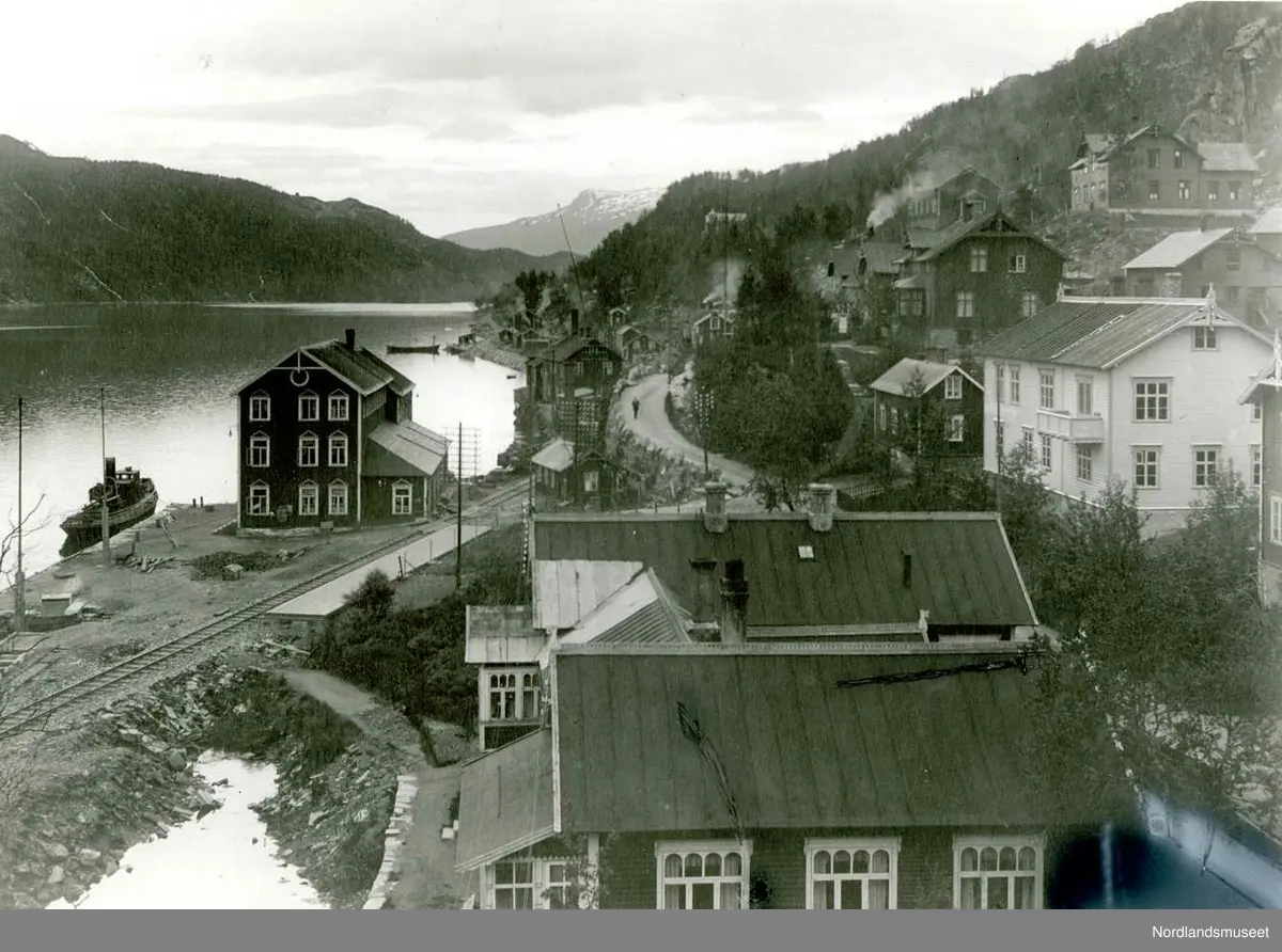 Furulund. 
Messa, butikken, jernbanen med bare en plattform uten stasjonsbygningen og kaia sett fra kontoret ca 1915. Stasjonsbygningen ble reist i 1916. 

Foto Ukjent.