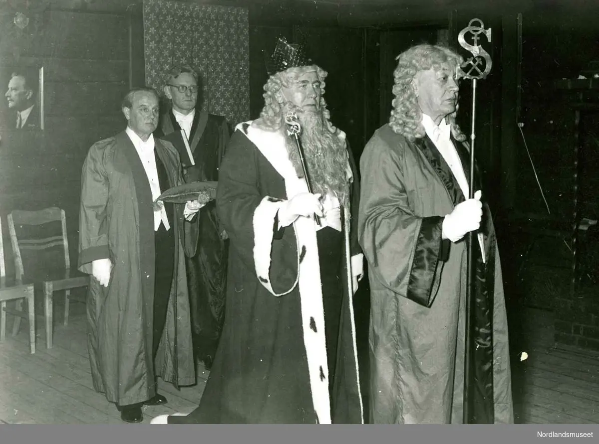 Mennesker. 
Ordenskollegiet av den ”Gule sten” ankommer i 1956. 	Ceremonimester Ole Nordahl, H. M. Sulitjelmakongen Arne Dragland, Kansler H. B. Kristensen, Kabinettsekretær Kåre Enge. 

Foto Ukjent.