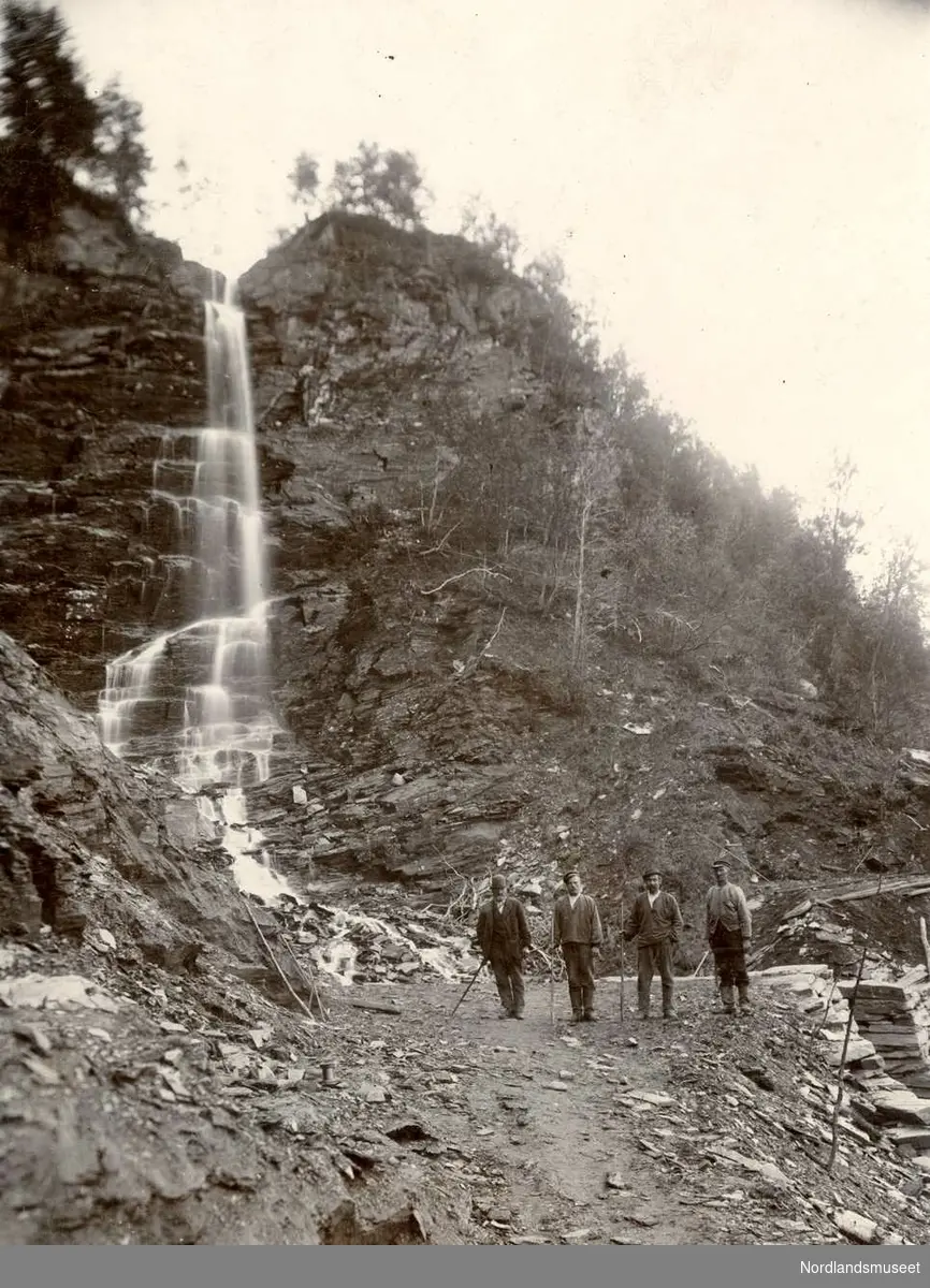 Veg. 
Fra den gang veien mellom kirken og Giken ble bygget. (1908??). Mannen til venstre sies å være Hans Joramo og mannen ytterst til høyre skal være Kristian Nordtømme. De andre er ikke kjent. 

Foto Ukjent.