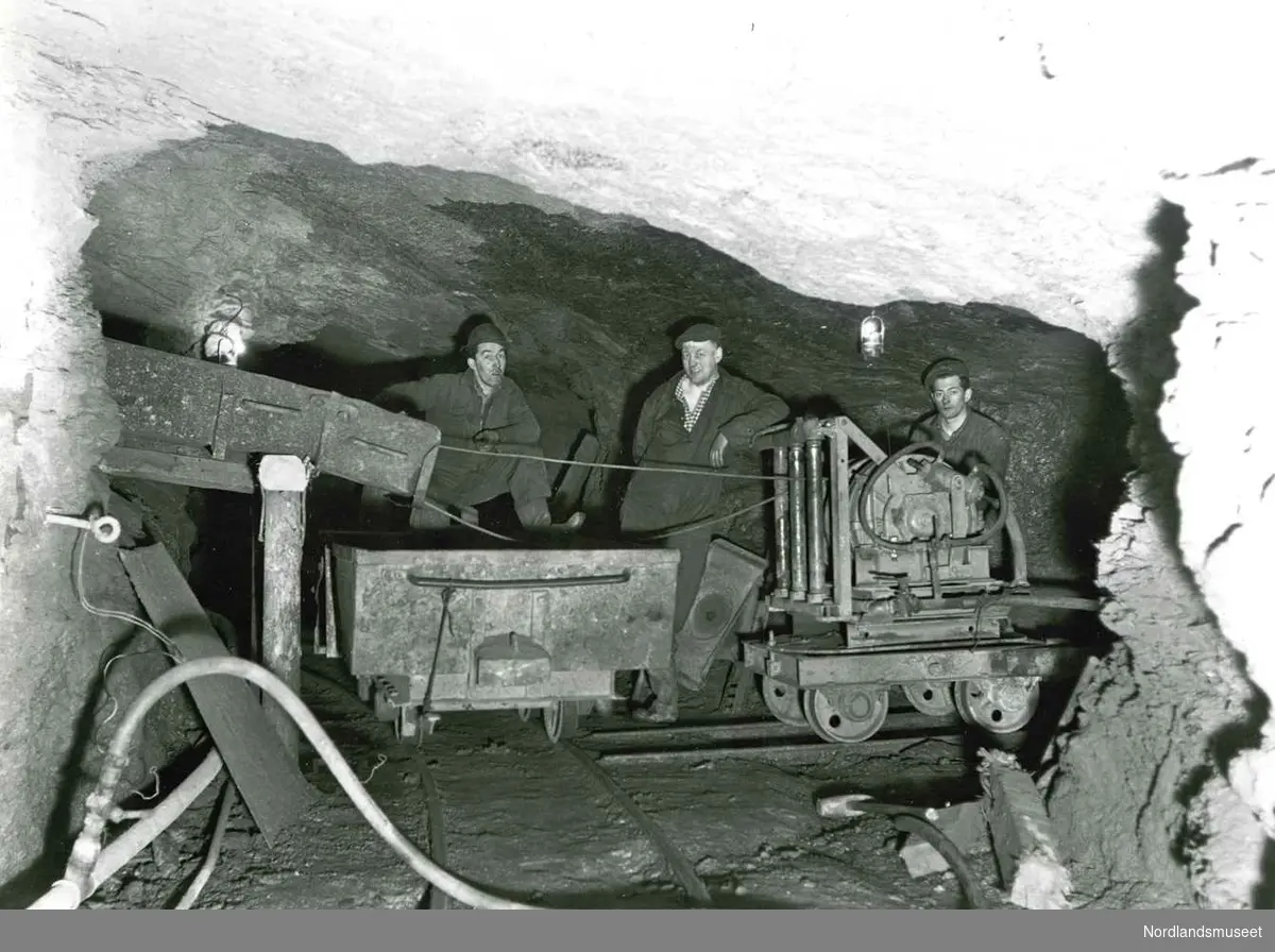 Mennesker. 
Samlet bak et lasteapparat. Fra venstre Ingvar Evjen, Kristian Storjord og Jørgen Danielsen. 1940-årene. 

Foto Ukjent.