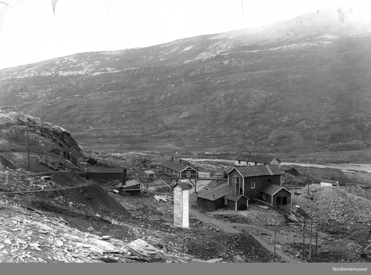 Hankabakken sjakt. 
Oversikt av bebyggelsen oppe på høyfjellet. Legg merke til den brua som går fra sjaktoverbygningen frem til stolloverbygningen bak smia. Denne stollen gikk gjennom haugen og kom ut på den andre siden ved dagbruddene på Hankabakken og den første taubanen som gikk derfra ned til Giken, bygget så tidlig som i 1901 har jeg sett skrevet en plass? I 1910 ble dagbruddene som lå bak haugen nedlagt. Da ble det bygget en elektrisk drevet taubane fra Hankbakken sjakt til Ny-Sulitjelma og malmen ble for ettertiden sendt videre til Sandnes med Ny-Sulitjelmabanen. 

Foto Ukjent.