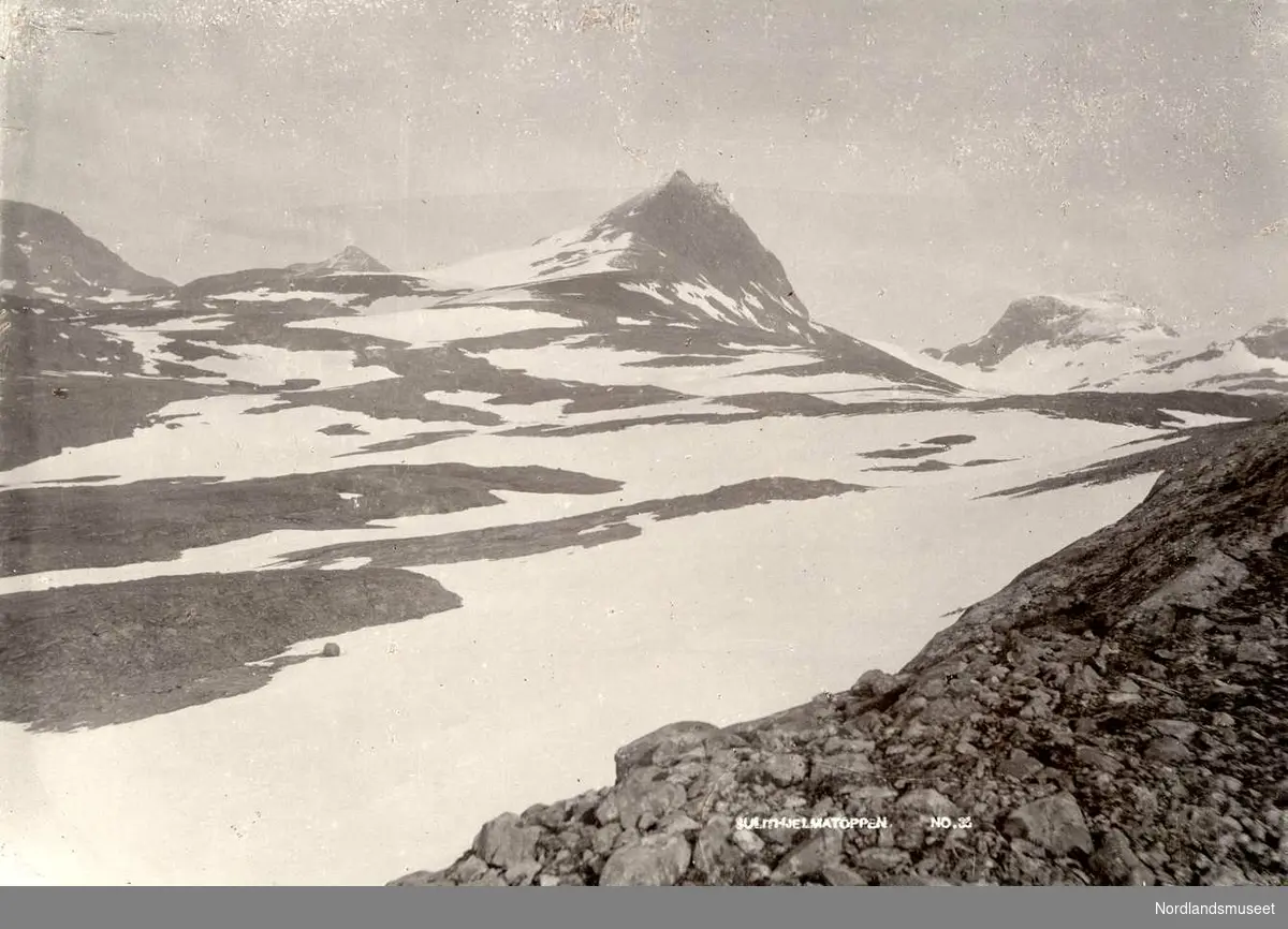 Natur. 
Utsyn mot fjelltoppene sett fra Tverrfjellet. 

Foto N. Helgesen, Bodø.