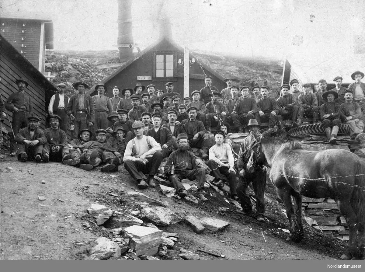 Jakobsbakken.

Ansatte samlet foran gruva ca 1906. Mannen med skjegg heter Veraas. Til venstre for han i hvit skjorte er Nils Fjell, og til venstre for han igjen er Anders Edin. Bak Veraas er Johan Ramskjell. Nr 4 fra venstre bakerst er Hans Dahl. Hestepasseren er Vermelin. De øvrige er ukjente slitere. Foto Ukjent.