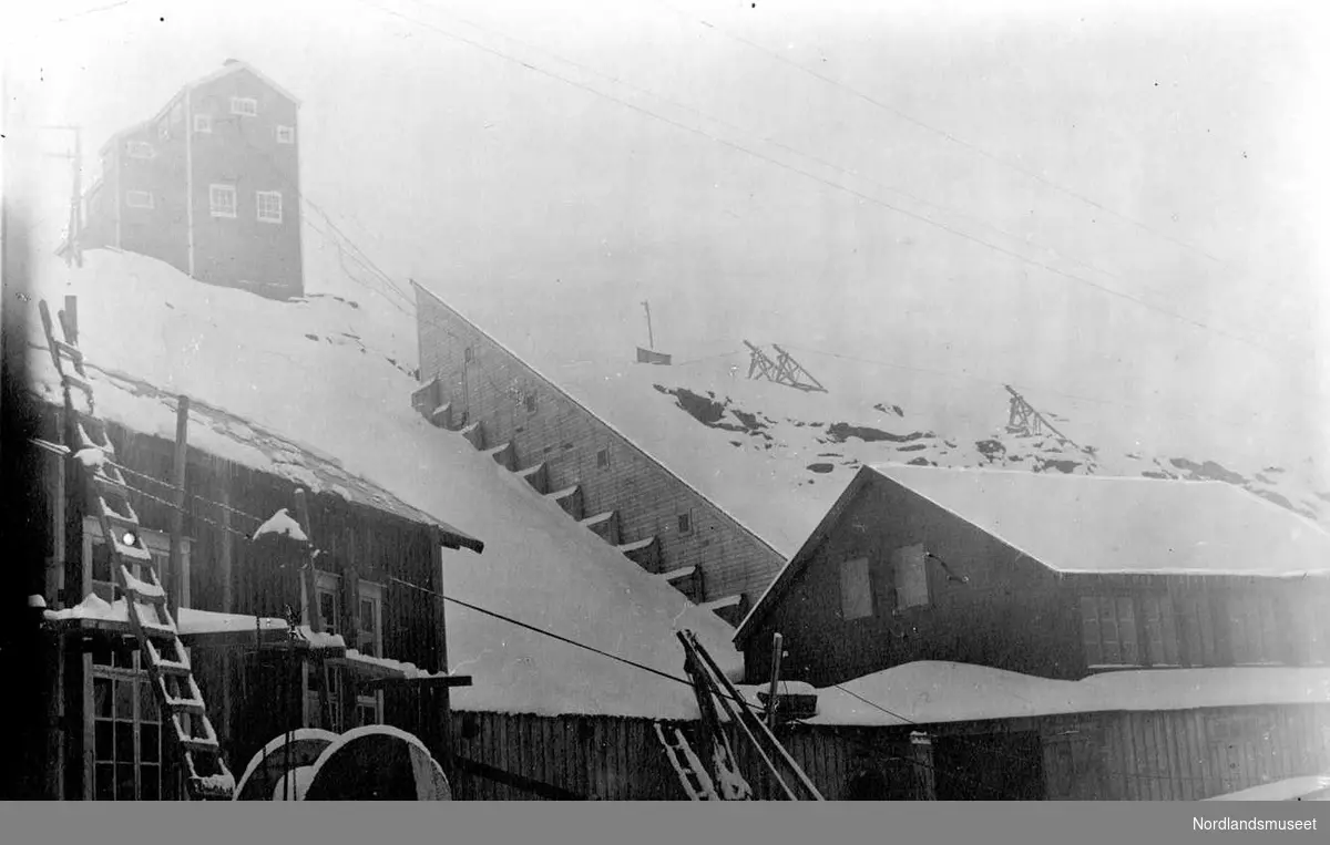 Jakobsbakken. Daganlegget utenfor gruva med heisetårnet oppe i tåka. Foto Ukjent.