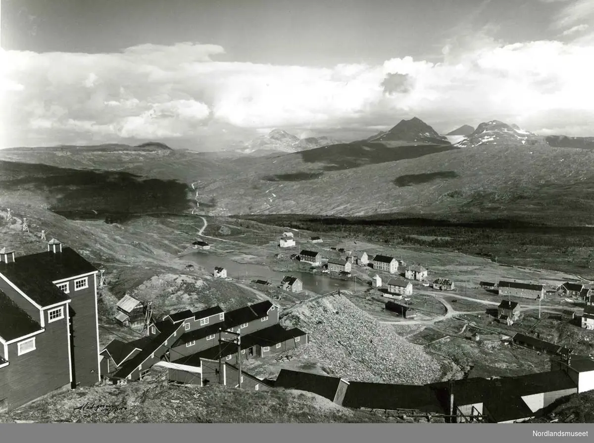 Jakobsbakken. Oversikt av gruvebygningene og boligene med noen av fjelltoppene i bakgrunnen. Foto Ukjent.