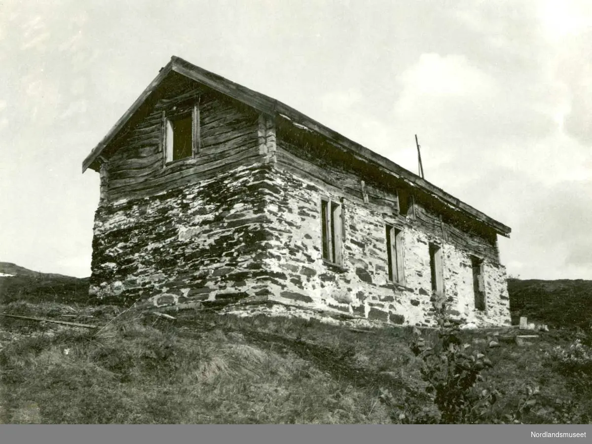 Anna gruve. 
Brakke I var ferdig bygget i 1890. Det var en brakke, nokså lik brakke II og brakke III som var 3 av de 4 brakkene som ble bygget lengre nord oppe på høyfjellet i det samme året. Brakke I sto urørt til i 1960-årene da noen gutter fra Jakobsbakken satte fyr på det som kunne brenne i denne brakken. Brakke II (også bygget i 1890) ble senere revet for å gi plass foran gruva på Jakobsbakken. (Bare trappehellen til den brakka er i dag tilbake.) Brakke III gikk i luften da en ungdom som arbeidet i daganlegget Helsingborg gruve, drevet i 1908/09 skulle tine noe frosset dynamitt. Han forsøkte å gjøre det på ovnen i kjøkkenet med det resultat at det hele eksploderte. Trevirket i brakka ble stort sett bare pinneved og ungdommen ble så mye skadet at han døde senere samme dag. I dag står den oppmurte 1. etasje av denne bygningen tilbake ved det benevnte stedet ”III a” mellom Jakobsbakken og Sagmo. Foto Ukjent.