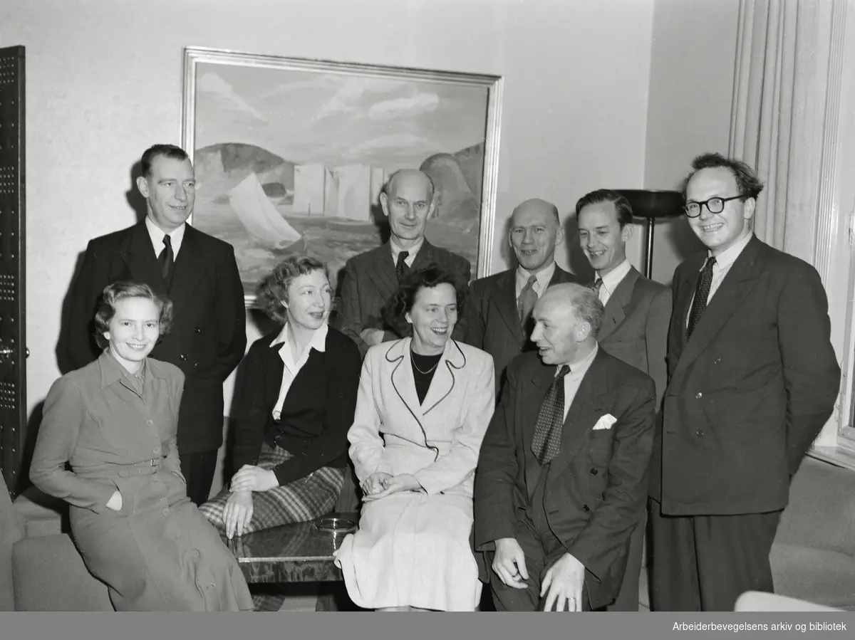 Personalet ved Statsministerens kontor, november 1951. Bak fra venstre: sjåfør Nils Mjølund, statsminister Einar Gerhardsen, Kai B. Knudsen, Arnfinn Guldvog og Arne Gunnar Haarr (?). Sittende foran: Berit Monsen, Elsa Sund, Ragnhild Skutle og Olaf Solumsmoen.