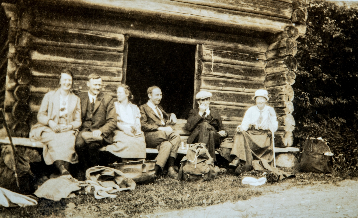 Gruppe 6 personer. Fra Løsset Nordre i Åmot i 1924. Fra venstre: Dagny Haslum, Mads Haslum, Tora Haslum, Inge H. Hansen, Trygve Gjestvang og Astrid Gjestvang.