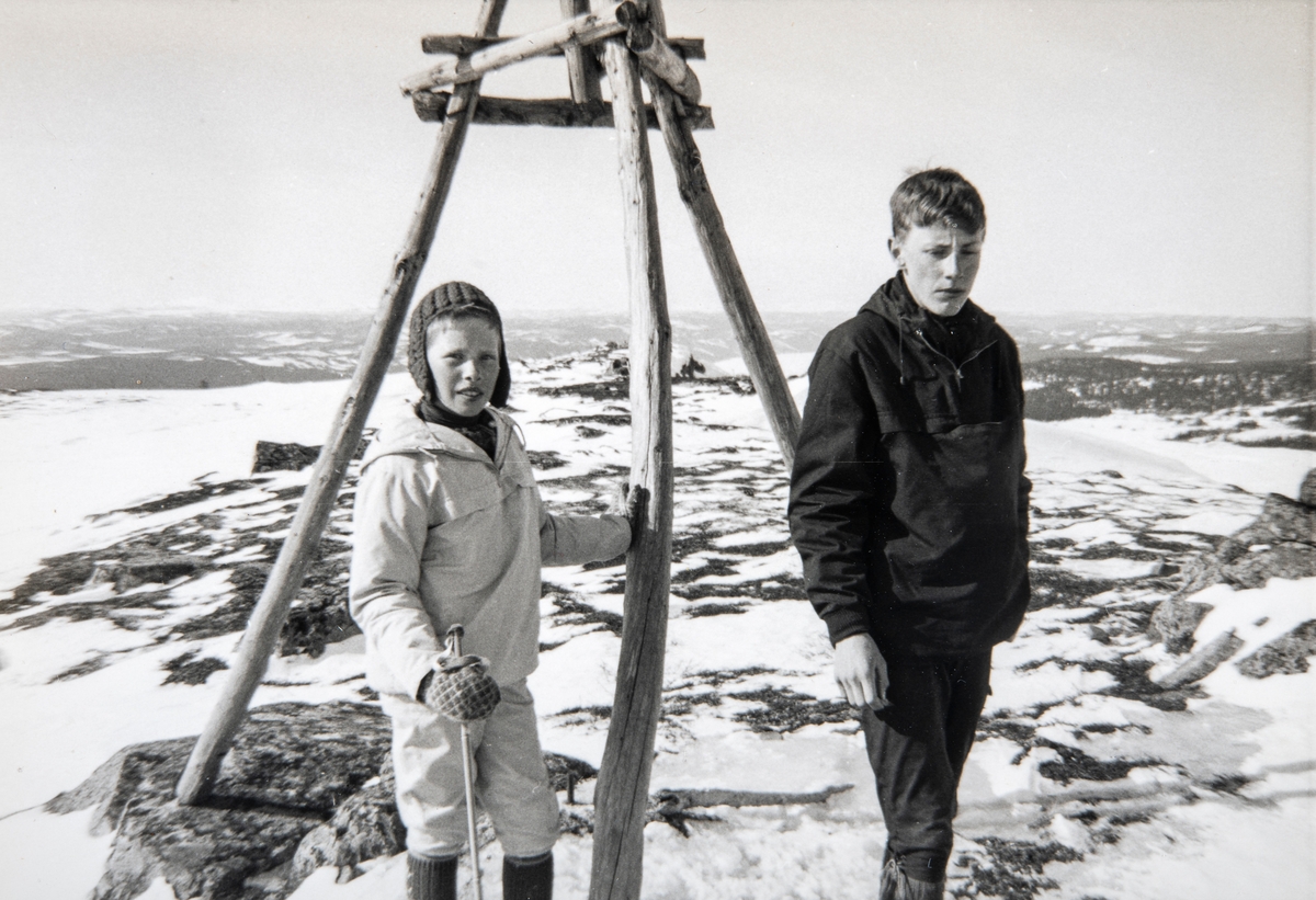 Alvhild Gjestvang (f: 1956) sammen med broren Ole Gjestvang (f: 1953) på Fagerfjellet i Åmot i påsken 1968. Hverven gård som søsknene er fra, hadde seter i dette området.