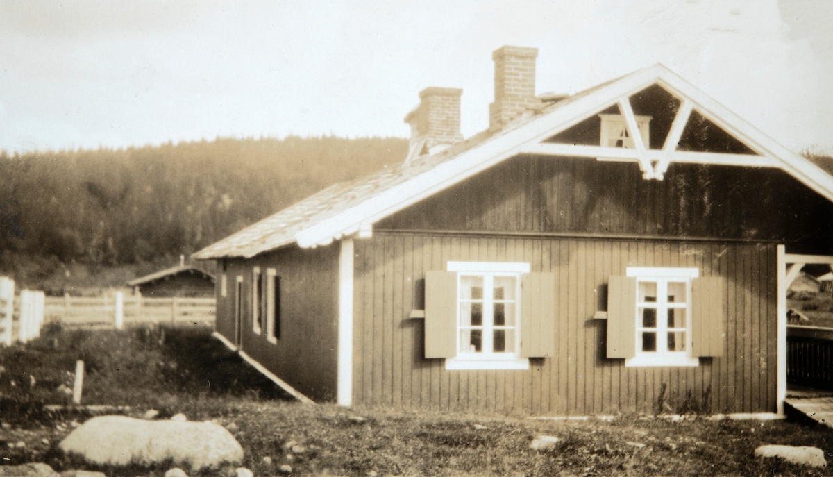 Eksteriør, oversiksbilde av Nordsetra på Løsset, Åmot kommune. Setra var eid av Hverven gård i Ottestad frem til 1990-tallet, da eiendommen ble innlemmet i den nye Rena leir. 
 
