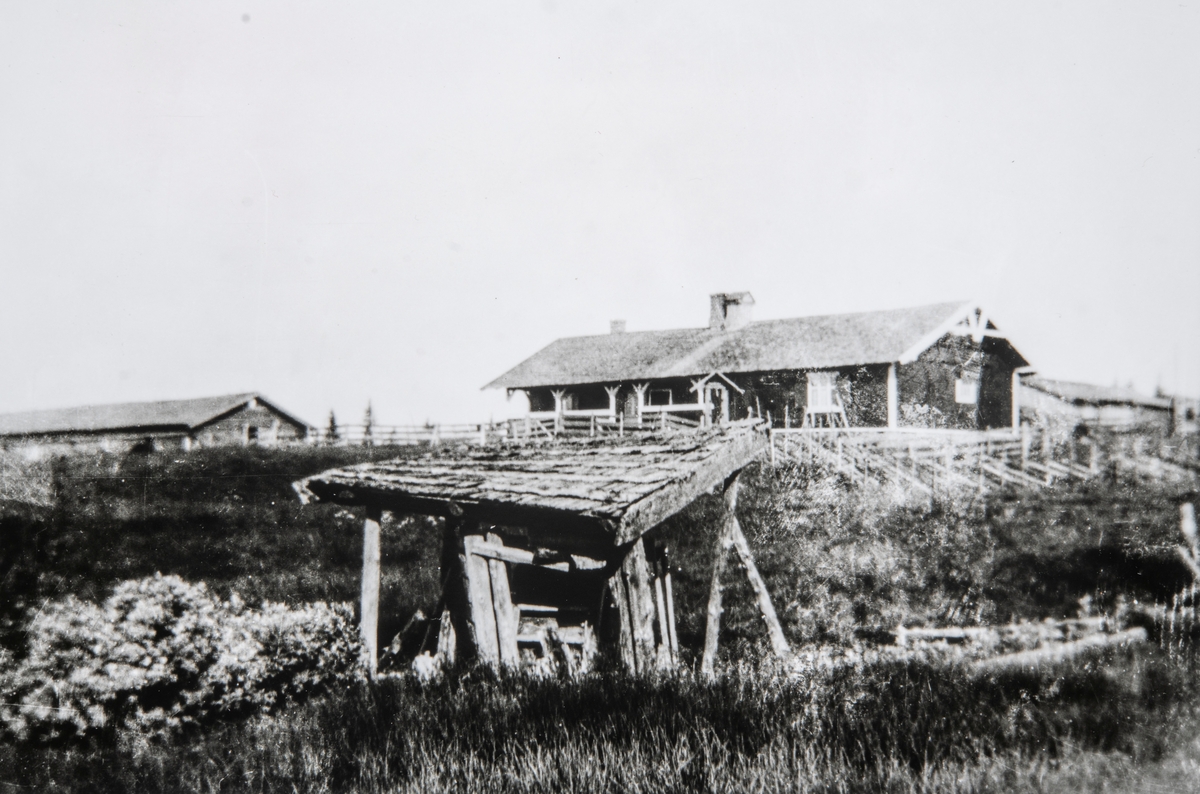 Eksteriør, oversiksbilde av Nordsetra på Løsset, Åmot kommune. Setra var eid av Hverven gård i Ottestad frem til 1990-tallet, da eiendommen ble innlemmet i den nye Rena leir. 
 