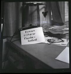 Fotografi av kontorpulten til Erik Gabrielsen med en lapp og