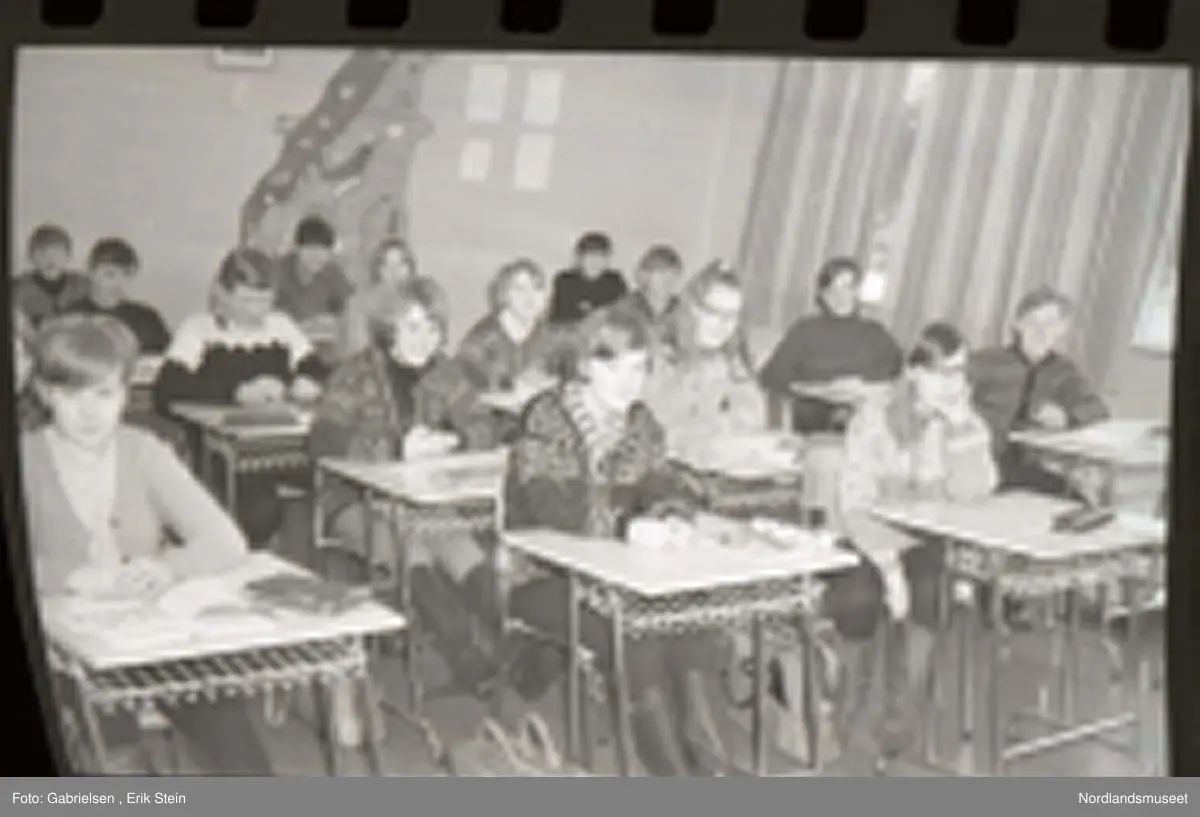 Bildet ble tatt i forbindelse med artikkel i Nordlands framtid 2. mars 1968.  Fra "ungdomssiden". Bildetekst: "Klasse 7c ved Rognan ungdomsskole. I første rad fra venstre, forfra, ses Hildegunn Nystad, Liv Sandberg og Elin Næstby. Annen rad, forfra Vigdis Olsen, Elin Sollund, Gunder Nordnes, Trond Pettersen og Torfinn Svendsen. Tredje rad: Toril Vensbakk, Gunn Mari Olsen, Bernt Ramsvik, Torodd Moen og Lars Erik Oseng. Fjerde rad: Margaret Olsen, Aud Nome, Torill Pedersen, Anne Marie Nordnes og Rigmor Rusaanes. Femte rad: Ole John Pedersen, Johan Vassbotn, Ragnar Reitbakk og Kenneth Olsen. Mellom første og annen rad står lærerinna, frøken Marit Winther Edvardsen".