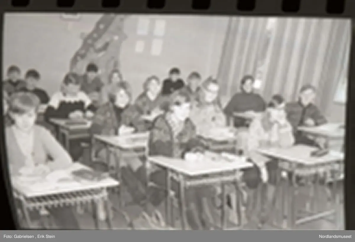 Bildet ble tatt i forbindelse med artikkel i Nordlands framtid 2. mars 1968.  Fra "ungdomssiden". Bildetekst: "Klasse 7c ved Rognan ungdomsskole. I første rad fra venstre, forfra, ses Hildegunn Nystad, Liv Sandberg og Elin Næstby. Annen rad, forfra Vigdis Olsen, Elin Sollund, Gunder Nordnes, Trond Pettersen og Torfinn Svendsen. Tredje rad: Toril Vensbakk, Gunn Mari Olsen, Bernt Ramsvik, Torodd Moen og Lars Erik Oseng. Fjerde rad: Margaret Olsen, Aud Nome, Torill Pedersen, Anne Marie Nordnes og Rigmor Rusaanes. Femte rad: Ole John Pedersen, Johan Vassbotn, Ragnar Reitbakk og Kenneth Olsen. Mellom første og annen rad står lærerinna, frøken Marit Winther Edvardsen".