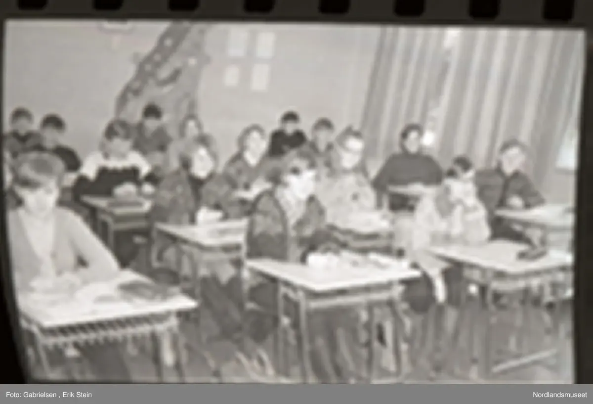 Bildet ble tatt i forbindelse med artikkel i Nordlands framtid 2. mars 1968.  Fra "ungdomssiden". Bildetekst: "Klasse 7c ved Rognan ungdomsskole. I første rad fra venstre, forfra, ses Hildegunn Nystad, Liv Sandberg og Elin Næstby. Annen rad, forfra Vigdis Olsen, Elin Sollund, Gunder Nordnes, Trond Pettersen og Torfinn Svendsen. Tredje rad: Toril Vensbakk, Gunn Mari Olsen, Bernt Ramsvik, Torodd Moen og Lars Erik Oseng. Fjerde rad: Margaret Olsen, Aud Nome, Torill Pedersen, Anne Marie Nordnes og Rigmor Rusaanes. Femte rad: Ole John Pedersen, Johan Vassbotn, Ragnar Reitbakk og Kenneth Olsen. Mellom første og annen rad står lærerinna, frøken Marit Winther Edvardsen".
