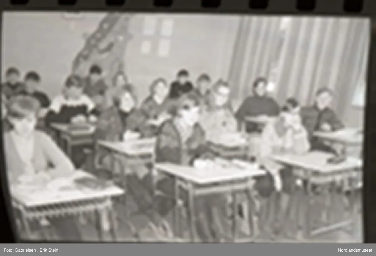 Bildet ble tatt i forbindelse med artikkel i Nordlands framtid 2. mars 1968.  Fra "ungdomssiden". Bildetekst: "Klasse 7c ved Rognan ungdomsskole. I første rad fra venstre, forfra, ses Hildegunn Nystad, Liv Sandberg og Elin Næstby. Annen rad, forfra Vigdis Olsen, Elin Sollund, Gunder Nordnes, Trond Pettersen og Torfinn Svendsen. Tredje rad: Toril Vensbakk, Gunn Mari Olsen, Bernt Ramsvik, Torodd Moen og Lars Erik Oseng. Fjerde rad: Margaret Olsen, Aud Nome, Torill Pedersen, Anne Marie Nordnes og Rigmor Rusaanes. Femte rad: Ole John Pedersen, Johan Vassbotn, Ragnar Reitbakk og Kenneth Olsen. Mellom første og annen rad står lærerinna, frøken Marit Winther Edvardsen".