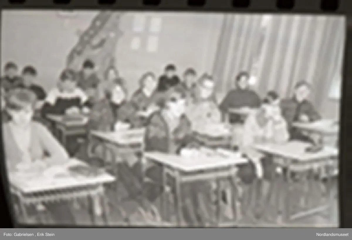 Bildet ble tatt i forbindelse med artikkel i Nordlands framtid 2. mars 1968.  Fra "ungdomssiden". Bildetekst: "Klasse 7c ved Rognan ungdomsskole. I første rad fra venstre, forfra, ses Hildegunn Nystad, Liv Sandberg og Elin Næstby. Annen rad, forfra Vigdis Olsen, Elin Sollund, Gunder Nordnes, Trond Pettersen og Torfinn Svendsen. Tredje rad: Toril Vensbakk, Gunn Mari Olsen, Bernt Ramsvik, Torodd Moen og Lars Erik Oseng. Fjerde rad: Margaret Olsen, Aud Nome, Torill Pedersen, Anne Marie Nordnes og Rigmor Rusaanes. Femte rad: Ole John Pedersen, Johan Vassbotn, Ragnar Reitbakk og Kenneth Olsen. Mellom første og annen rad står lærerinna, frøken Marit Winther Edvardsen".