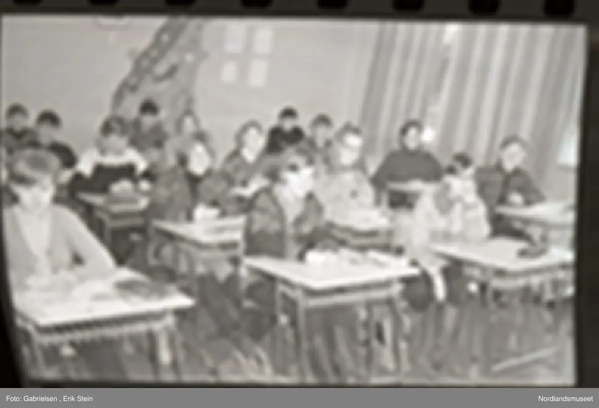 Bildet ble tatt i forbindelse med artikkel i Nordlands framtid 2. mars 1968.  Fra "ungdomssiden". Bildetekst: "Klasse 7c ved Rognan ungdomsskole. I første rad fra venstre, forfra, ses Hildegunn Nystad, Liv Sandberg og Elin Næstby. Annen rad, forfra Vigdis Olsen, Elin Sollund, Gunder Nordnes, Trond Pettersen og Torfinn Svendsen. Tredje rad: Toril Vensbakk, Gunn Mari Olsen, Bernt Ramsvik, Torodd Moen og Lars Erik Oseng. Fjerde rad: Margaret Olsen, Aud Nome, Torill Pedersen, Anne Marie Nordnes og Rigmor Rusaanes. Femte rad: Ole John Pedersen, Johan Vassbotn, Ragnar Reitbakk og Kenneth Olsen. Mellom første og annen rad står lærerinna, frøken Marit Winther Edvardsen".