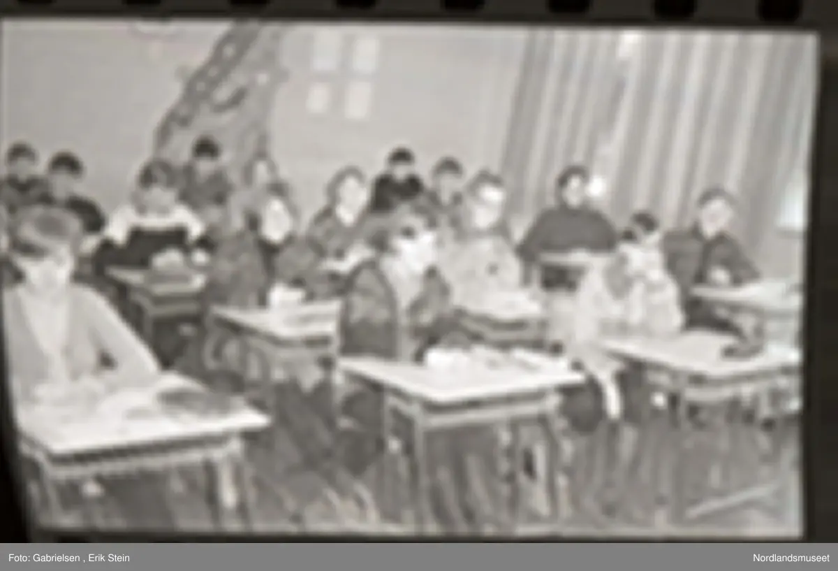 Bildet ble tatt i forbindelse med artikkel i Nordlands framtid 2. mars 1968.  Fra "ungdomssiden". Bildetekst: "Klasse 7c ved Rognan ungdomsskole. I første rad fra venstre, forfra, ses Hildegunn Nystad, Liv Sandberg og Elin Næstby. Annen rad, forfra Vigdis Olsen, Elin Sollund, Gunder Nordnes, Trond Pettersen og Torfinn Svendsen. Tredje rad: Toril Vensbakk, Gunn Mari Olsen, Bernt Ramsvik, Torodd Moen og Lars Erik Oseng. Fjerde rad: Margaret Olsen, Aud Nome, Torill Pedersen, Anne Marie Nordnes og Rigmor Rusaanes. Femte rad: Ole John Pedersen, Johan Vassbotn, Ragnar Reitbakk og Kenneth Olsen. Mellom første og annen rad står lærerinna, frøken Marit Winther Edvardsen".