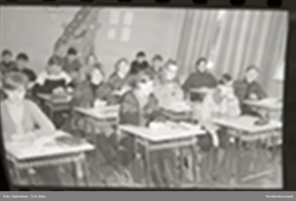 Bildet ble tatt i forbindelse med artikkel i Nordlands framtid 2. mars 1968.  Fra "ungdomssiden". Bildetekst: "Klasse 7c ved Rognan ungdomsskole. I første rad fra venstre, forfra, ses Hildegunn Nystad, Liv Sandberg og Elin Næstby. Annen rad, forfra Vigdis Olsen, Elin Sollund, Gunder Nordnes, Trond Pettersen og Torfinn Svendsen. Tredje rad: Toril Vensbakk, Gunn Mari Olsen, Bernt Ramsvik, Torodd Moen og Lars Erik Oseng. Fjerde rad: Margaret Olsen, Aud Nome, Torill Pedersen, Anne Marie Nordnes og Rigmor Rusaanes. Femte rad: Ole John Pedersen, Johan Vassbotn, Ragnar Reitbakk og Kenneth Olsen. Mellom første og annen rad står lærerinna, frøken Marit Winther Edvardsen".
