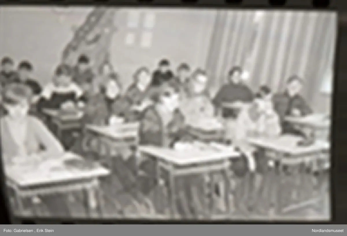 Bildet ble tatt i forbindelse med artikkel i Nordlands framtid 2. mars 1968.  Fra "ungdomssiden". Bildetekst: "Klasse 7c ved Rognan ungdomsskole. I første rad fra venstre, forfra, ses Hildegunn Nystad, Liv Sandberg og Elin Næstby. Annen rad, forfra Vigdis Olsen, Elin Sollund, Gunder Nordnes, Trond Pettersen og Torfinn Svendsen. Tredje rad: Toril Vensbakk, Gunn Mari Olsen, Bernt Ramsvik, Torodd Moen og Lars Erik Oseng. Fjerde rad: Margaret Olsen, Aud Nome, Torill Pedersen, Anne Marie Nordnes og Rigmor Rusaanes. Femte rad: Ole John Pedersen, Johan Vassbotn, Ragnar Reitbakk og Kenneth Olsen. Mellom første og annen rad står lærerinna, frøken Marit Winther Edvardsen".