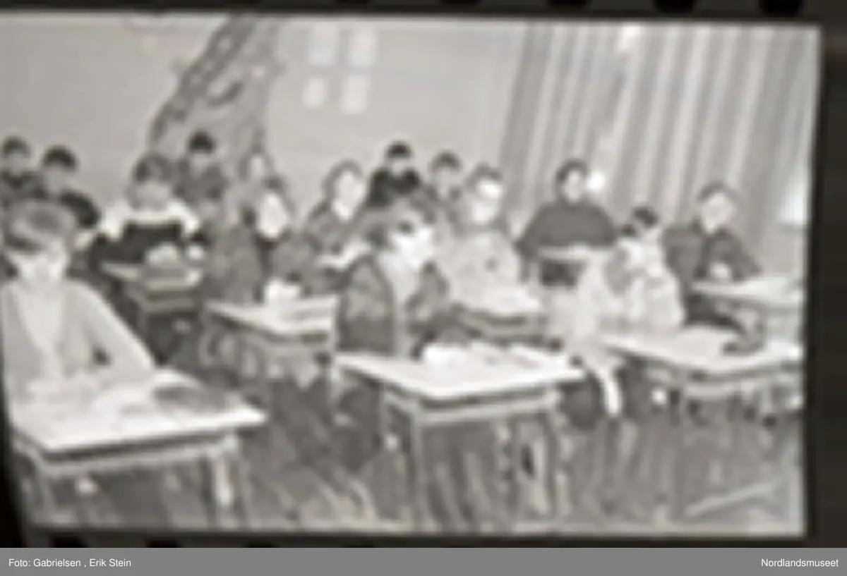 Bildet ble tatt i forbindelse med artikkel i Nordlands framtid 2. mars 1968.  Fra "ungdomssiden". Bildetekst: "Klasse 7c ved Rognan ungdomsskole. I første rad fra venstre, forfra, ses Hildegunn Nystad, Liv Sandberg og Elin Næstby. Annen rad, forfra Vigdis Olsen, Elin Sollund, Gunder Nordnes, Trond Pettersen og Torfinn Svendsen. Tredje rad: Toril Vensbakk, Gunn Mari Olsen, Bernt Ramsvik, Torodd Moen og Lars Erik Oseng. Fjerde rad: Margaret Olsen, Aud Nome, Torill Pedersen, Anne Marie Nordnes og Rigmor Rusaanes. Femte rad: Ole John Pedersen, Johan Vassbotn, Ragnar Reitbakk og Kenneth Olsen. Mellom første og annen rad står lærerinna, frøken Marit Winther Edvardsen".