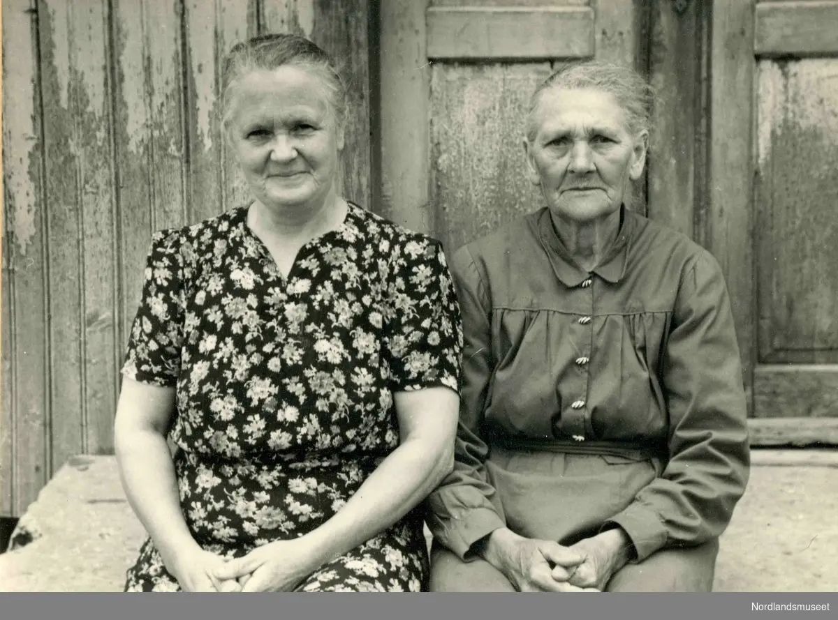 To svigersøstre. Alfredine Augusta (Dine) Arntsen (f. 1893) fra Tørrfjordskjær og svigerinnen Aminde Maria Kornelia Arntsen ( pikenavn Kristoffersdtr.) (f. 1884). Begge bodde de siste årene i Saursfjord.