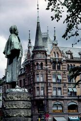 Bjørnsonstatuen og Karl Johans gate 45.