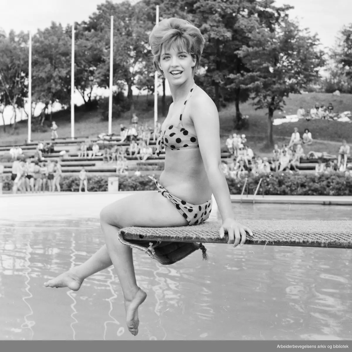 Opptak for NRK tvs underholdningsprogram "Slagerparaden" i Frognerbadet. Den svenske artisten Lill-Babs (Barbro Svensson) synger Itsy bitsy teenie weenie yellow polka dot bikini. 26 Juni 1961