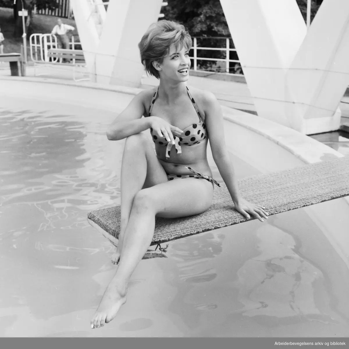 Opptak for NRK tvs underholdningsprogram "Slagerparaden" i Frognerbadet. Den svenske artisten Lill-Babs (Barbro Svensson) synger Itsy bitsy teenie weenie yellow polka dot bikini. 26 Juni 1961