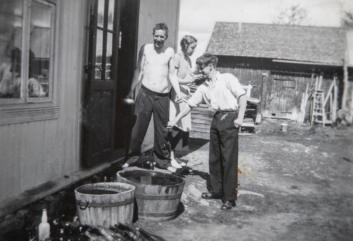 Fra Nordre Jønsberg i Ottestad 1937. Fra venstre: Gunvar Furulund, Gunhild Furulund og Knut Furulund. Gunhild ble senere gift Carlsen.