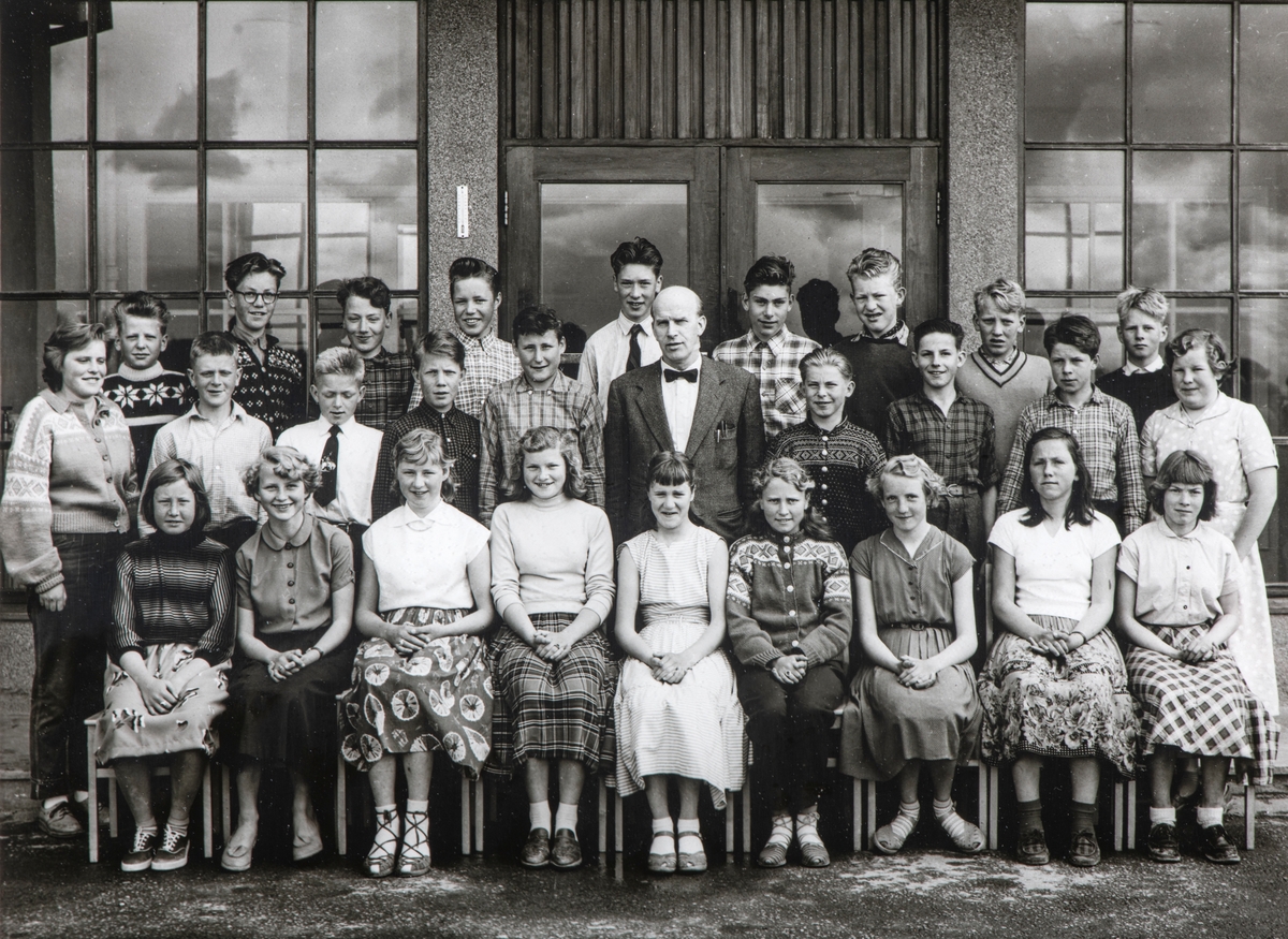 Klassebilde fra Kylstad skole, Brumunddal.
Avgangsklasse Kylstad skole 1957
Ivar Lillehaug begynte som rektor på Kylstad skole høsten 1956 etter 8 år som rektor på Mauset skole. Dette var dermed den første avgangsklassen hans på Kylstad skole:
1.rekke fra venstre: Ingrid Martinsen, Astrid Simenstad, Else Midtbruket, Else Laila Skjelseth, Reidun Kristiansen, Åse Lunde, Ragnhild Skogly, Inger Dalsveen, Karin Kvarstad.
2. rekke: Gerd Larsen, Per Lillehaug, Martin Skarpnord, Harald Paulsen, Jørgensen, Ivar Lillehaug (klassestyrer) Per Grøtholm, Leif Bjerklund, Bjørn Juliussen, Paula Østeng
3. rekke: Lars Kirkeby, Gunnar Ropphaugen, Lars Sørlunden, Anstein Kindsbekken, Jan Pedersen, Kåre Ausdal, Magne Røseth, Odd-Leif Bjerkeli, Hans Erik Bull Enger.