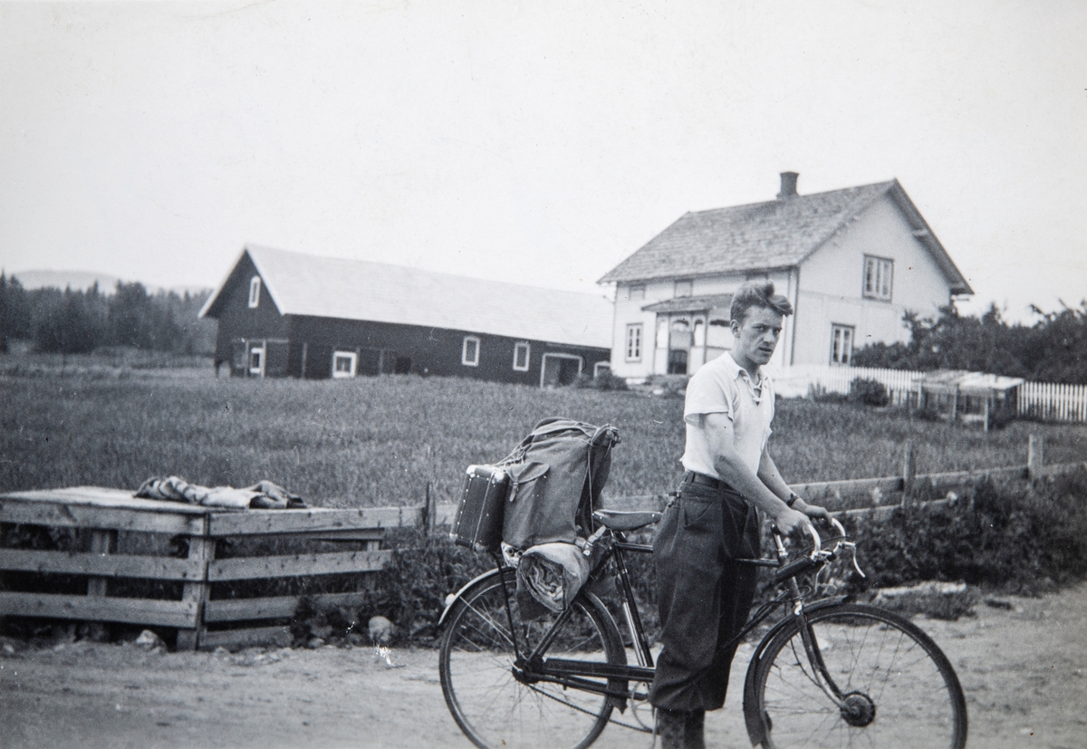 Arne Furulund (1919-2002) fra Ottestad på sykkeltur til Nes H. 1939.
