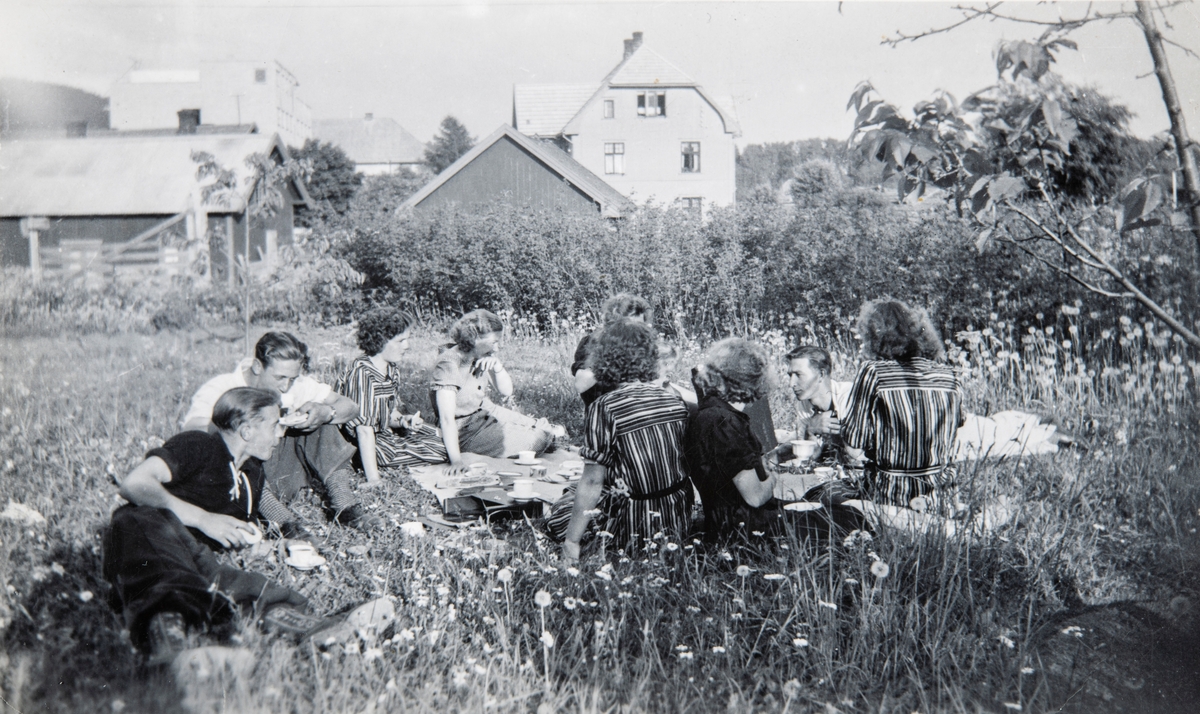 Picknic i hagen utenfor hybelhuset i Brumunddal. Pause for syerskene på Ajaks fabrikken i Brumunddal. Bildet er tatt like før krigen.