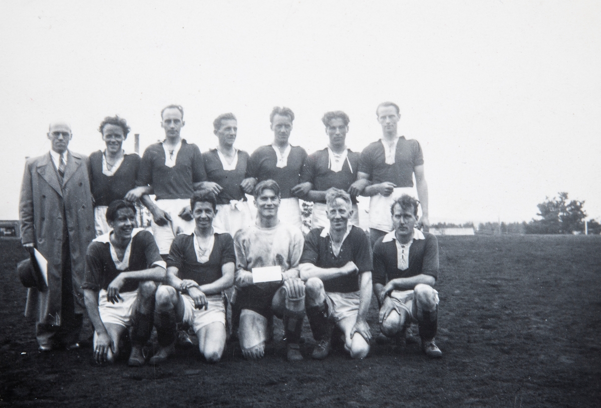 Ottestad IL sitt lag mot Storhamar i 1946. Navn ukjent. Fotballag.