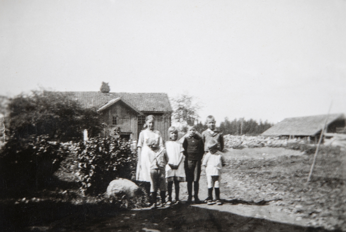 Gruppe 6 barn. Søsknene Furulund. Fra høyre foran: Knut Furulund, Henrik Furulund, Gunhild Furulund, (gift Carlsen), Arne Furulund. Andre rekke fra høyre: Ove Furulund og Olava Furulund (gift Kristiansen). Bildet er tatt i 1923. Ukjent sted.
