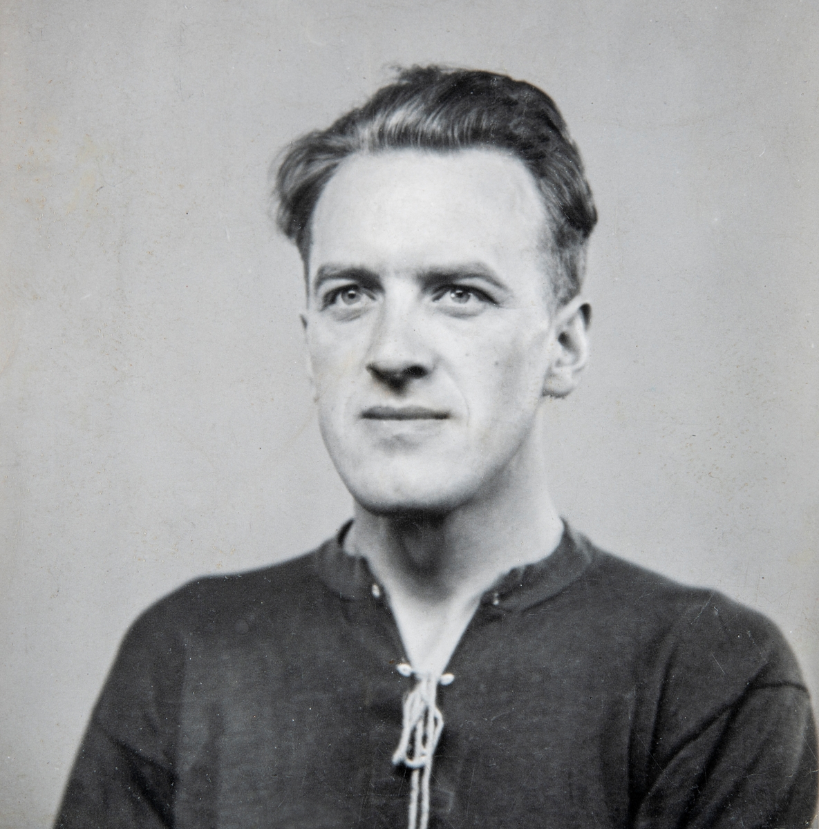 Portrett Arne Furulund (1919-2002) i sportsantrekk. Arne var verkstedarbeider i trefag, snekker og sjølstendig næringsdrivende, senere ble han vedlikeholdssjef i Stange kommune.