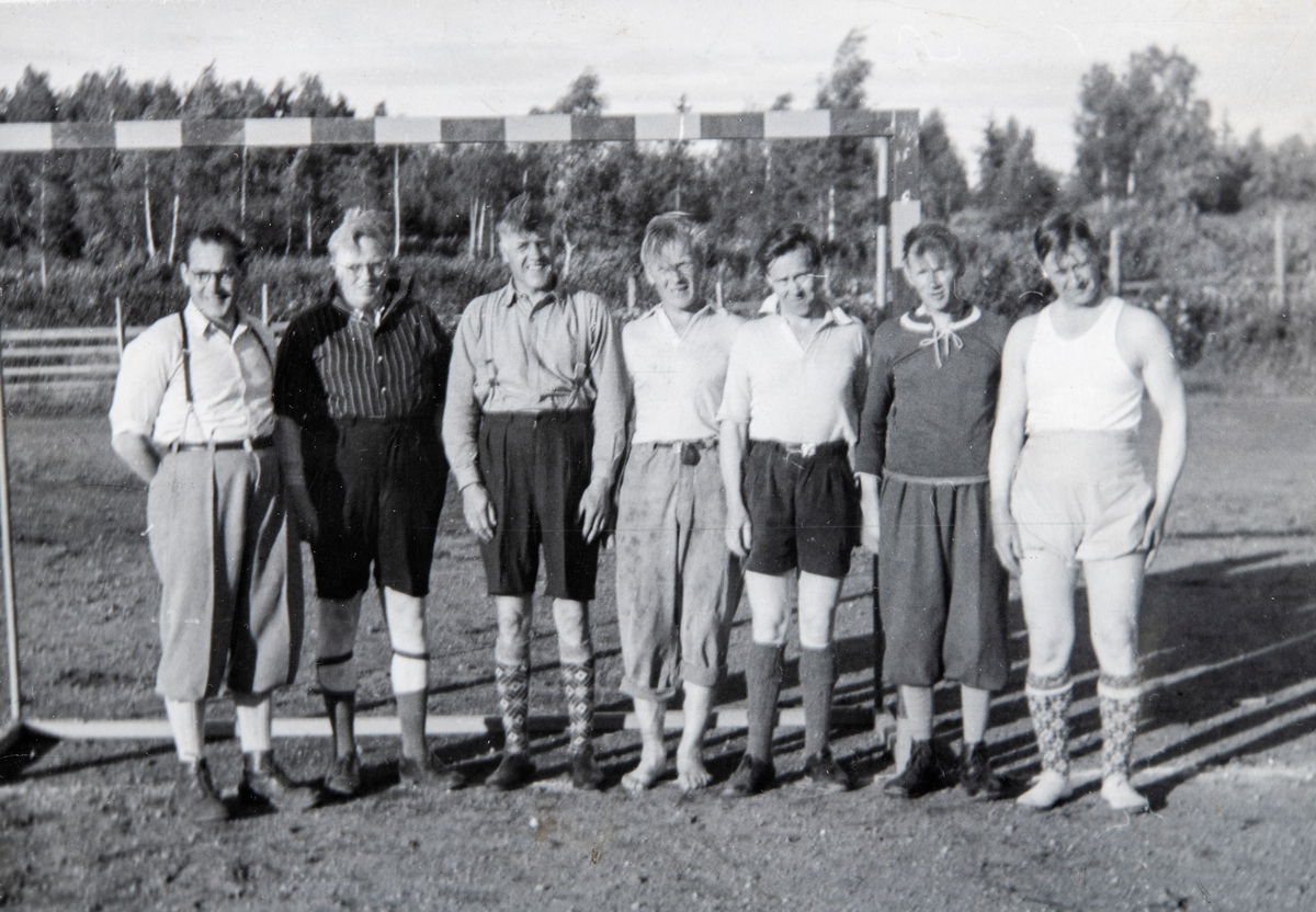 Ottestad Tiltaksråd stilte i en veldedighets-håndballkamp på  Ottestad-dagen , i perioden 1948 - 1950.
Fra venstre: Frandsen, O. Ree-Lindstad. Syvertsen, B.T., Oluf Furulund, Karl A. Røhne, Johan Ekern."