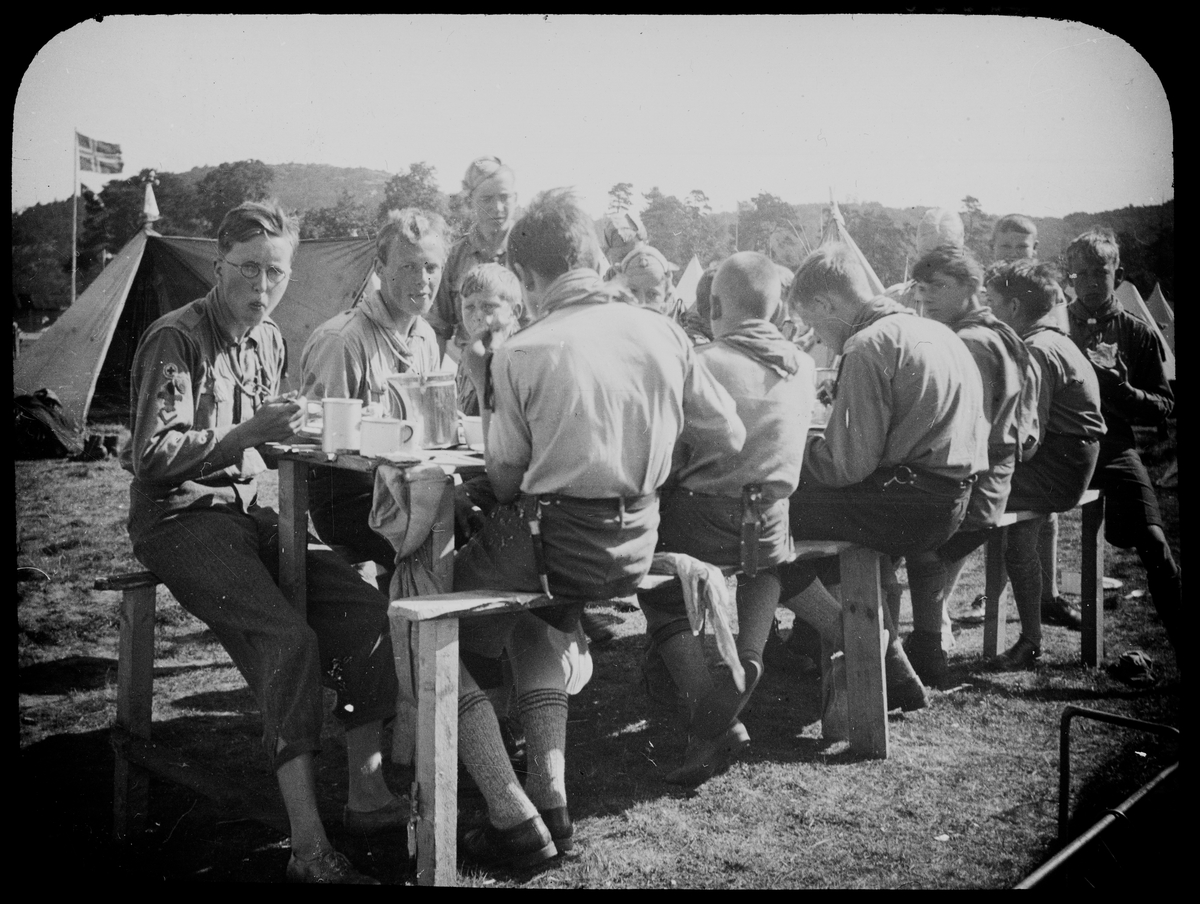 Speidere. Landsleir i Mandal 1932. Middag.