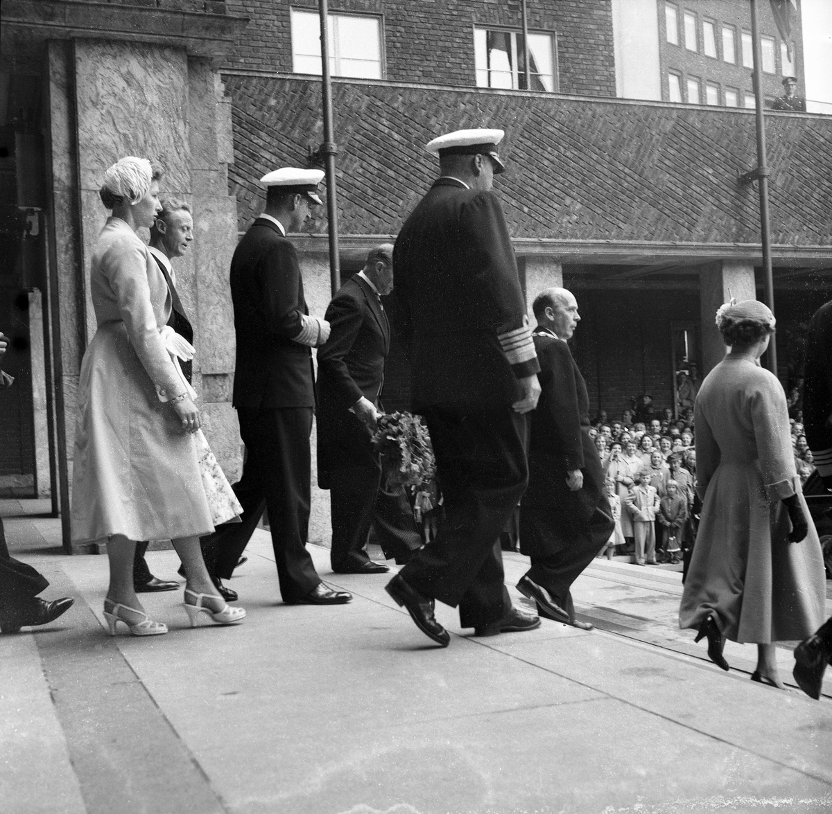 Dronning Elizabeth II på statsbesøk i Norge. Dronningen, Prins Philip og kongefamilien har besøkt Oslo Rådhus. Her er de på vei ut til ventende biler.