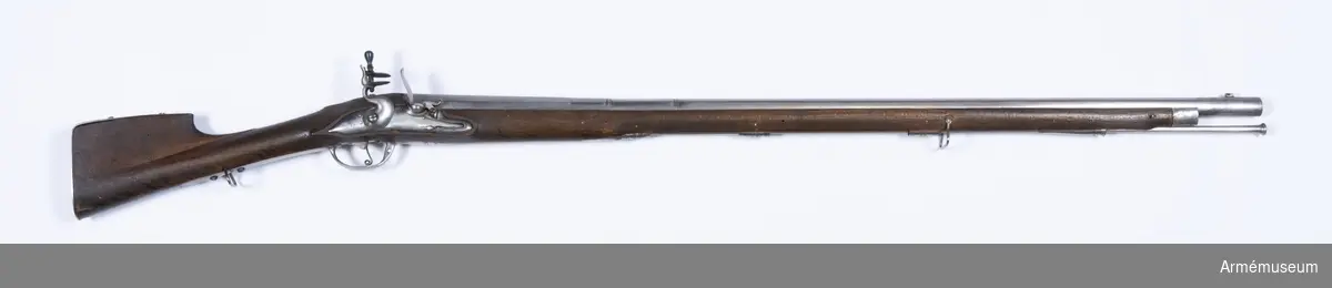 Grupp E II.
Infanterigevär med flintlås.
Namnchiffer AR Sachsen. På pipans över sida står R.B.P.C. N 22 samt nr 225 vilket även återfinnes på kolvens V sida.