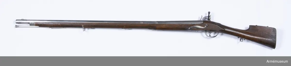 Grupp E II.
Infanterigevär med flintlås.
Namnchiffer AR Sachsen. På pipans över sida står R.B.P.C. N 22 samt nr 225 vilket även återfinnes på kolvens V sida.