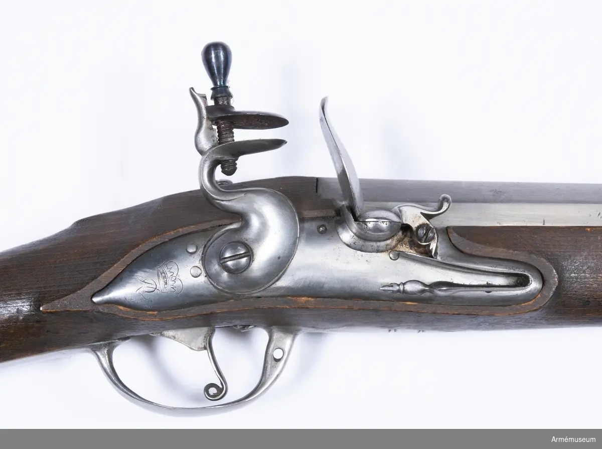 Grupp E II.
Infanterigevär med flintlås.
Namnchiffer AR Sachsen. På pipans över sida står R.B.P.C. N 22 samt nr 225 vilket även återfinnes på kolvens V sida.