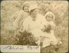 Blidö, Stämmarsund. Hildegard Nyström och två barn