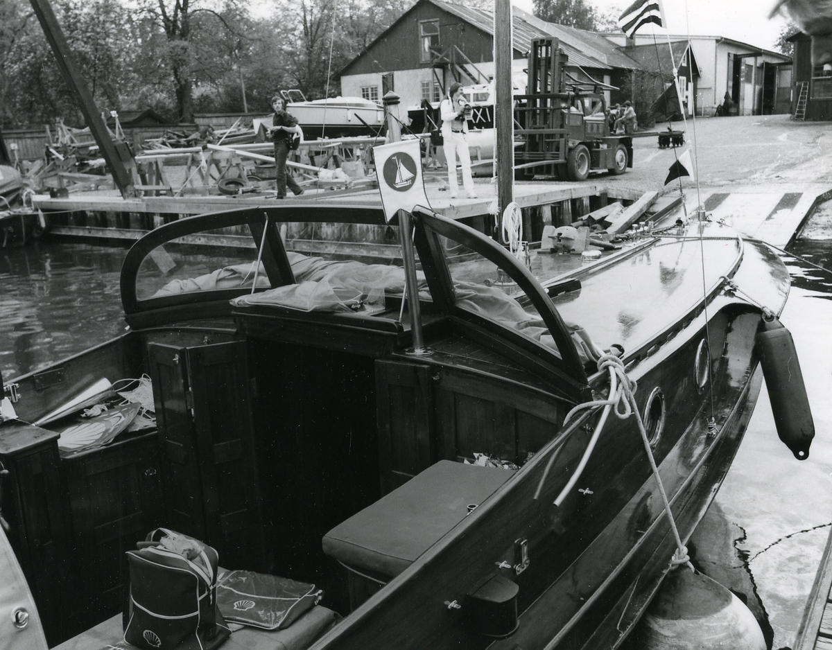 Österskärs Varv, Uppland. Sjösättning av motorbåten WIKING X inför andra långresan Stockholm - Narvik-Stockholm, år 1980. Måtten på båten är 9,00 x 2,15 och motorn är tvåcylindrig Penta på 8 hk.