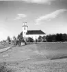 Häggångers kyrka. Byggmästare Pehr Hagmansson.; Efter 60 år byggdes torn på kyrkan (1840-t). Vitputsad stenkyrka. Orgel från 1855 av J Gustav Ek. Altartavla från 1795 av målare Anders Joakim Öberg från Härnösand. Altaruppsatsen från 1797-98 av bildhuggare Per Vestman från Hemsö.